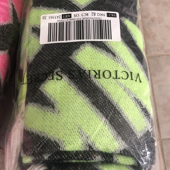 New PINK Victoria’s Secret Scarf/ Wrap.  27” x 58”. Very well made.  Pink/ Black - Picture 7 of 7